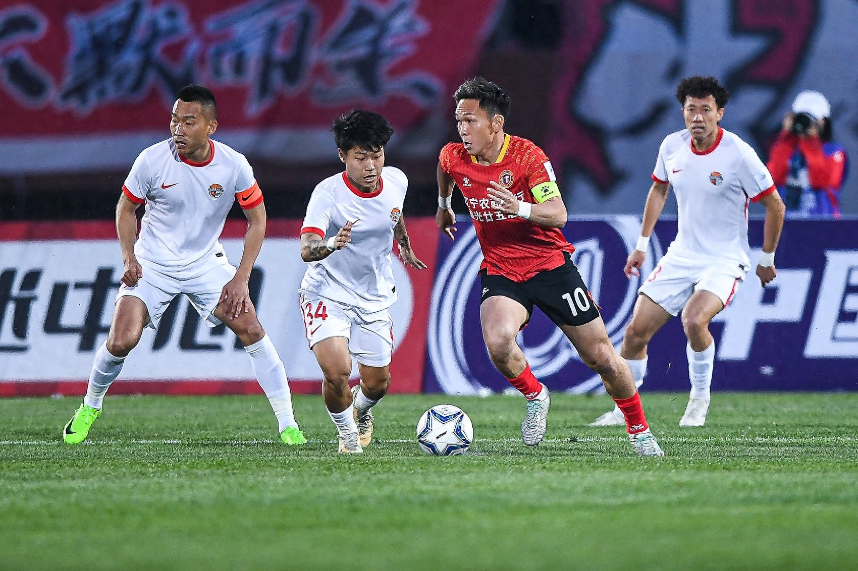 加时末段突围战来临;上海海港围绕CBA季后赛单刀错失;媒体盛赞;赛程密集仍需轮换的简单介绍 加时末段突围战来临;上海海港围绕CBA季后赛单刀错失;媒体盛赞;赛程密集仍需轮换的简单介绍