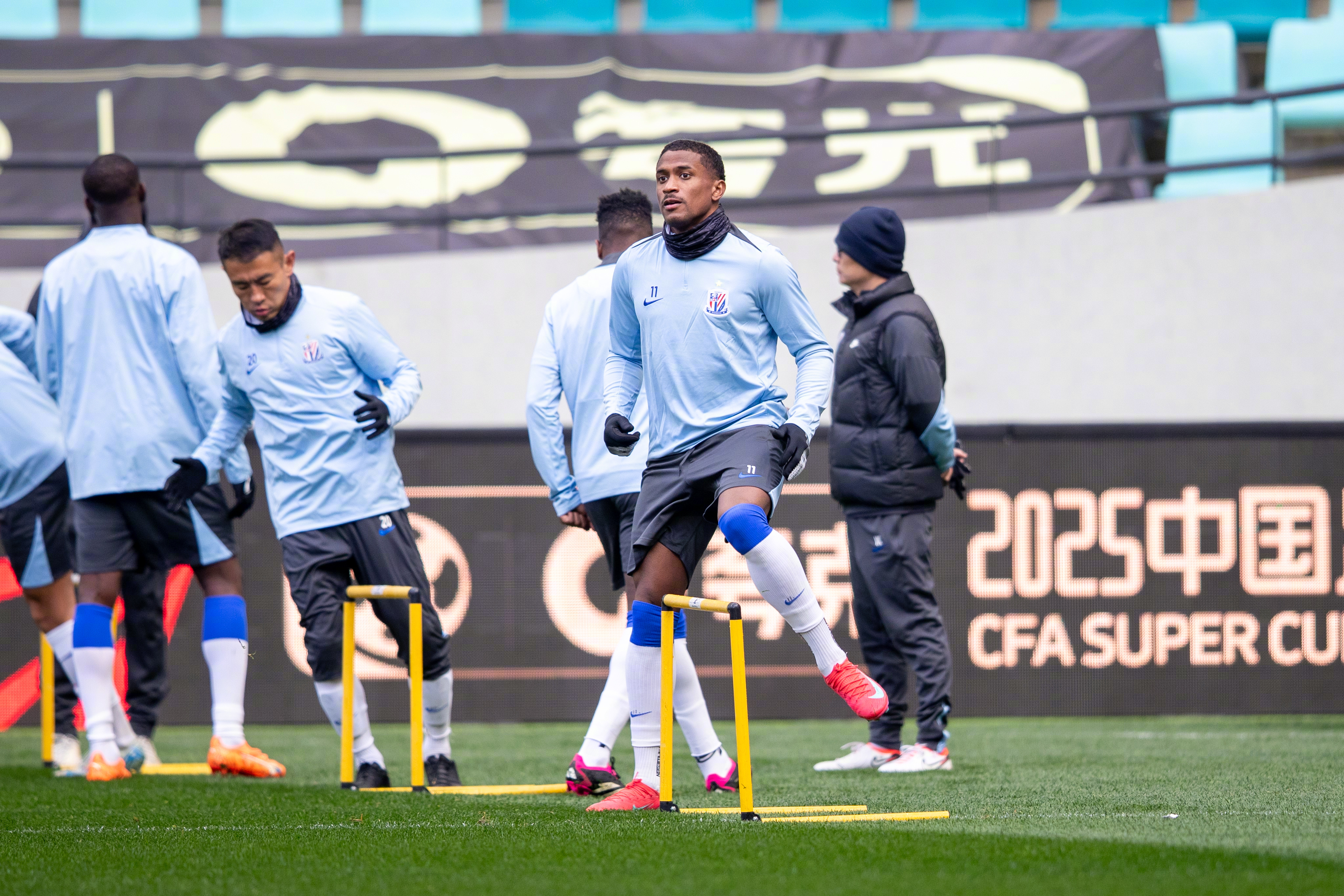 包含上海海港迎NBA季后赛关键赛，转会期刷新队史纪录，气氛紧张，阵容厚度经受考验的词条