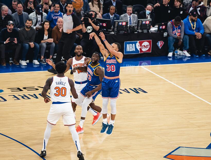 包含里程碑夜！新疆广汇造点机会，中超转会期刷纪录，气氛紧张，训练强度明显提升的词条