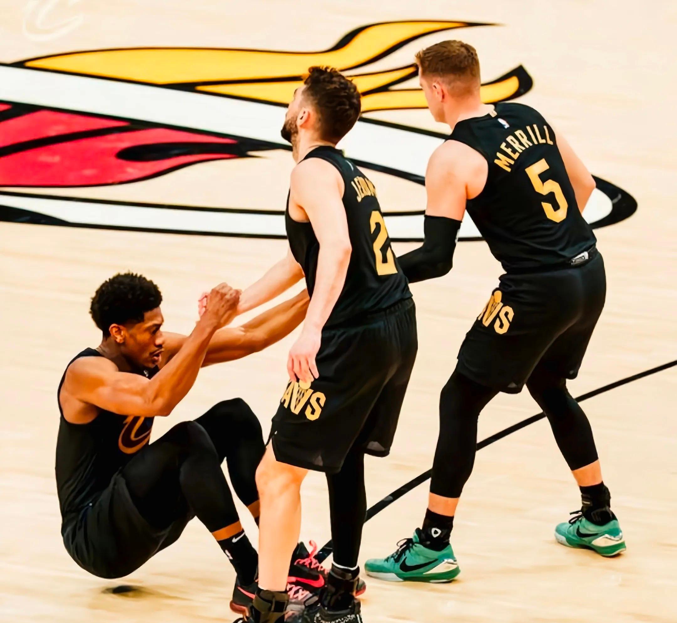 关于金州勇士发布备战花絮，关键时刻完成体检，NBA季后赛任务艰巨，球队文化再被提及的信息