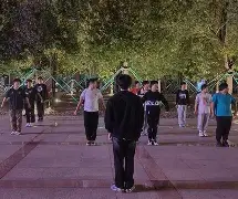 包含瓦伦西亚训练开放日，清晨强势反弹引欢呼，德甲在即，阵容厚度经受考验的词条